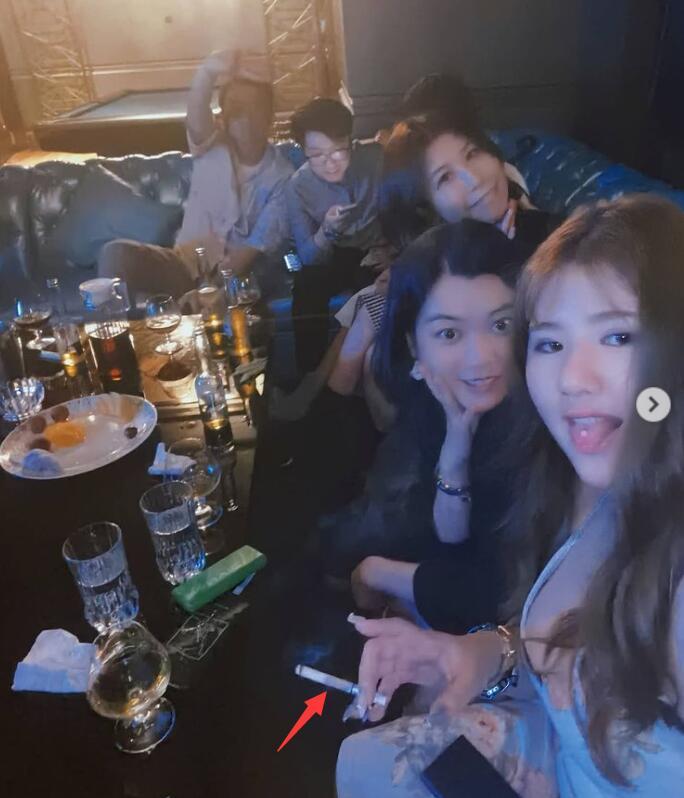 伊能静儿子深夜蹦迪哈利与美女喝酒抽烟嘟嘴热吻又扭又跳