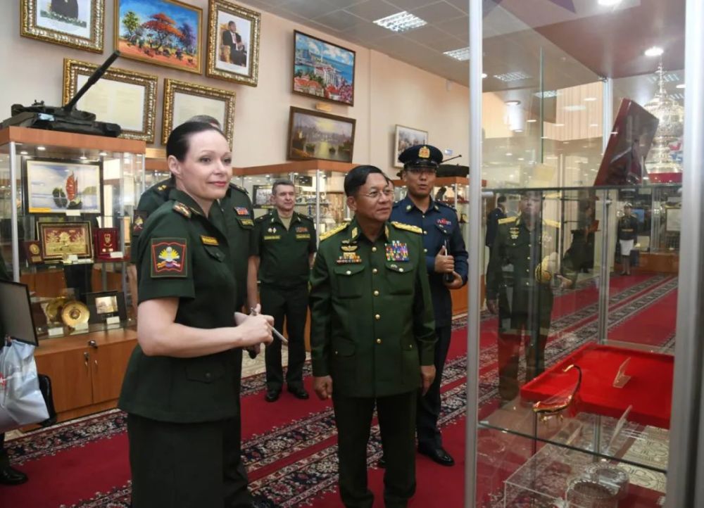 俄罗斯联邦国防部军事大学指挥官伊戈尔·米舒斯京中将称授予敏昂莱