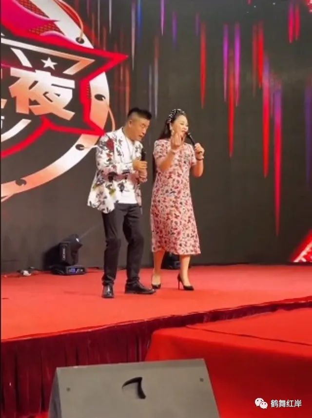 魏三甚至请来了老搭档何晓影,二人再次合作,重现经典片段《傻子上学》