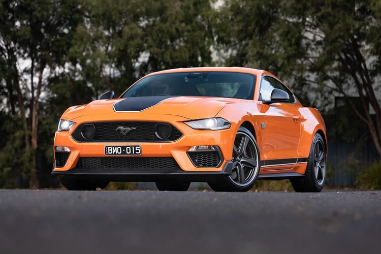 1969 年 mach 1 的怀旧点头中上路了路试正如售罄的 ford mustang