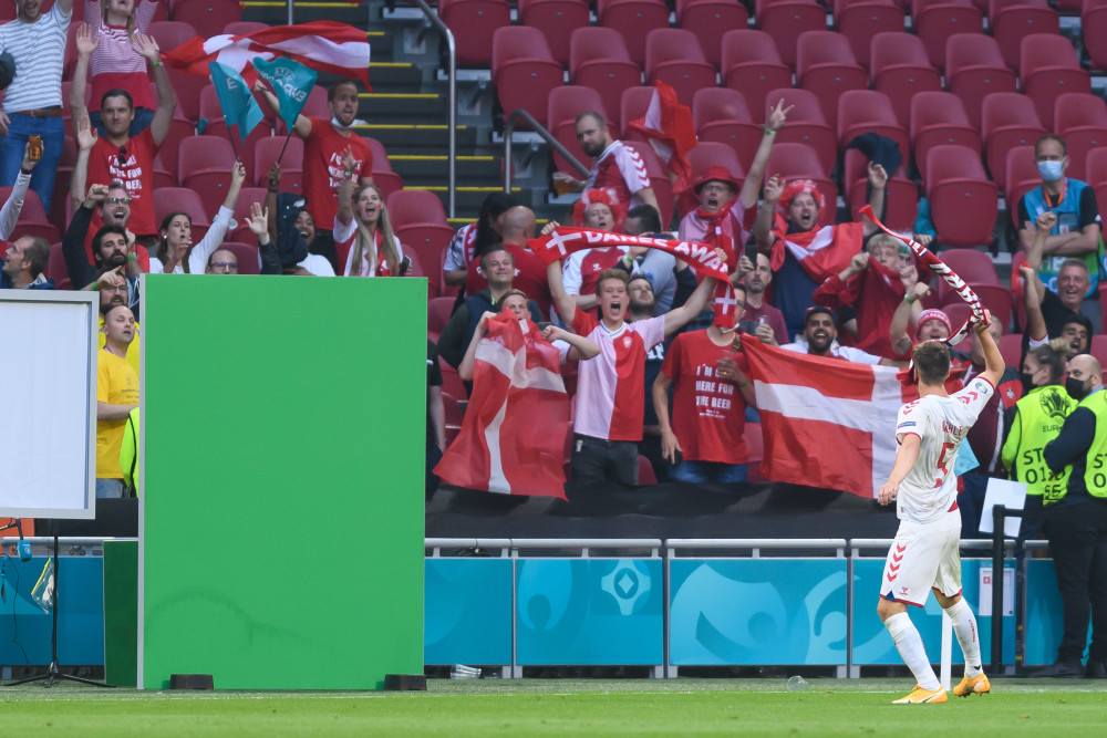 阿姆斯特丹球场的丹麦球迷目睹球队大胜晋级.视觉中国供图