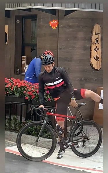 彭于晏街头骑行被偶遇 身穿专业骑行服身材超优越_腾讯新闻