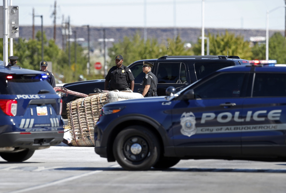 新华社/美联6月26日,警车和救援车辆聚集在美国新墨西哥州阿尔伯克基