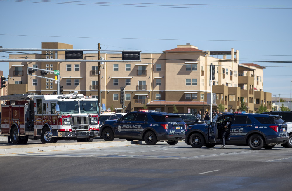 6月26日,警车和救援车辆聚集在美国新墨西哥州阿尔伯克基的热气球坠毁