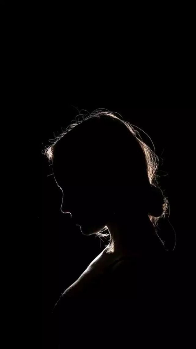 黑色背景壁纸三