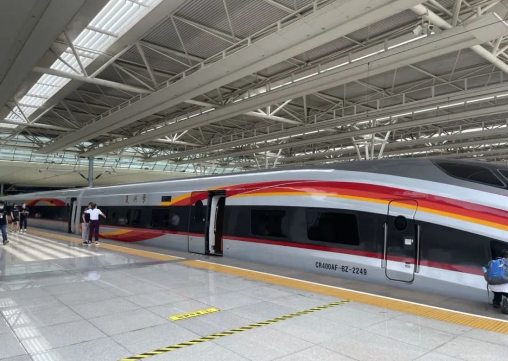 吕先生:"当时的京沪高铁首发车g1次,我当时坐在车上,还是和谐号动车组