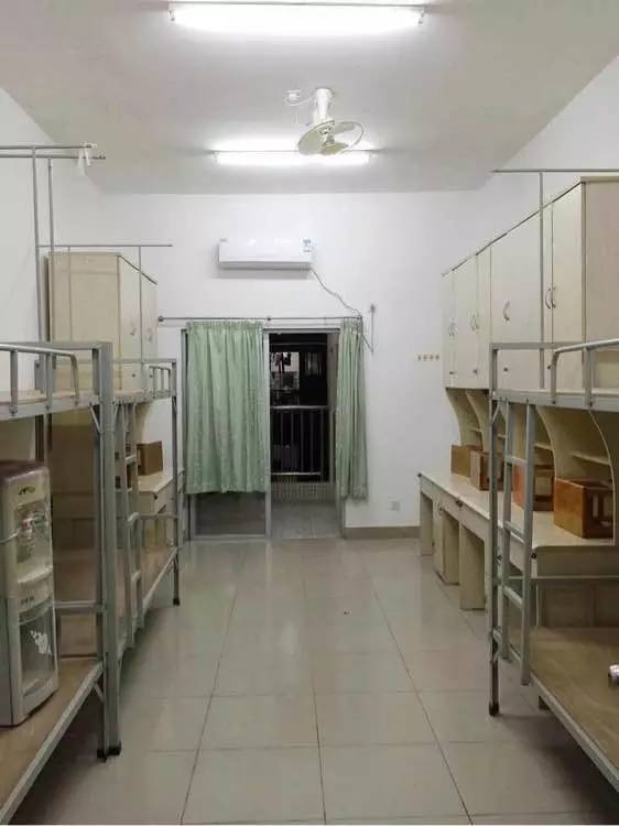 基本是上下铺,暑假全宿舍装空调广州工商学院有广州花都和佛山三水两