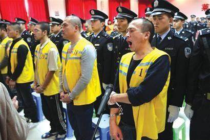 他是青岛黑社会老大被称为地下组织部长30多名公安充当保护伞