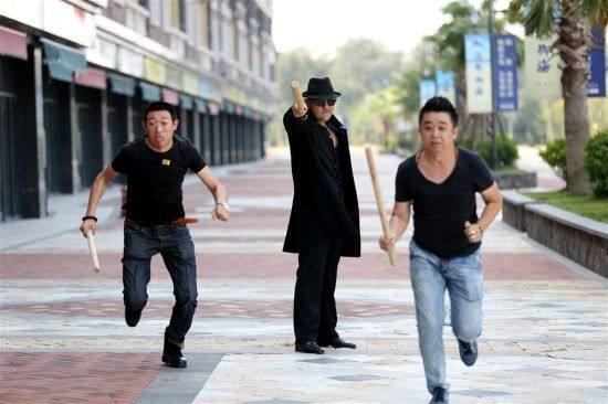 他从工人变成警察再到黑社会老大曾肆无忌惮的说我有三把刀