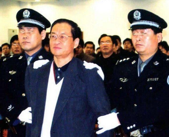 1994年9月至2001年3月,王怀忠利用职务上的便利,为有关个人和单位谋取