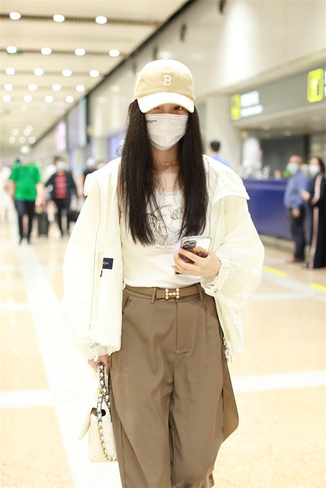 李小璐身穿紧身背心,外搭白色衬衫亮相机场,少女感十足