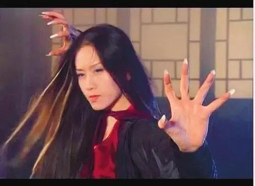 张纪中用九阴白骨爪的那个妖女杨丽萍什么妖女我不演