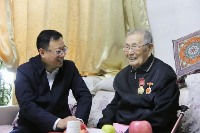 要闻李旭看望慰问九师老干部