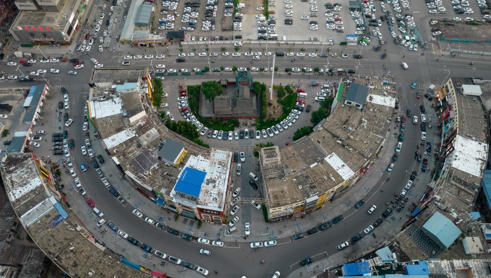 太原这个广场建筑形似量角器美女常常出没于此在附近拍照打卡