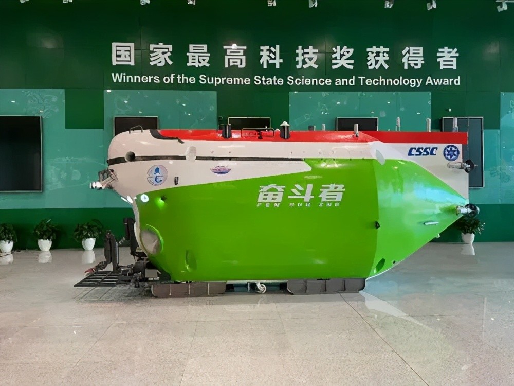 把五星红旗插进万米深海!中国潜水器曝光三大指标,个个领先美国