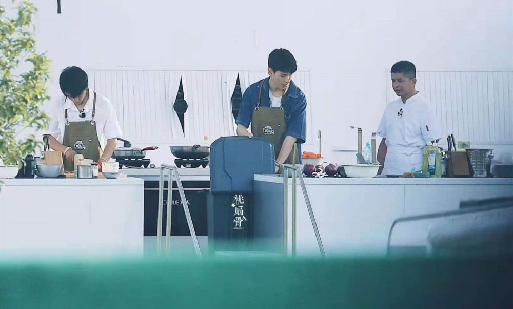 中餐厅第五季长沙开录龚俊多张路透照流出酷暑干活太辛苦