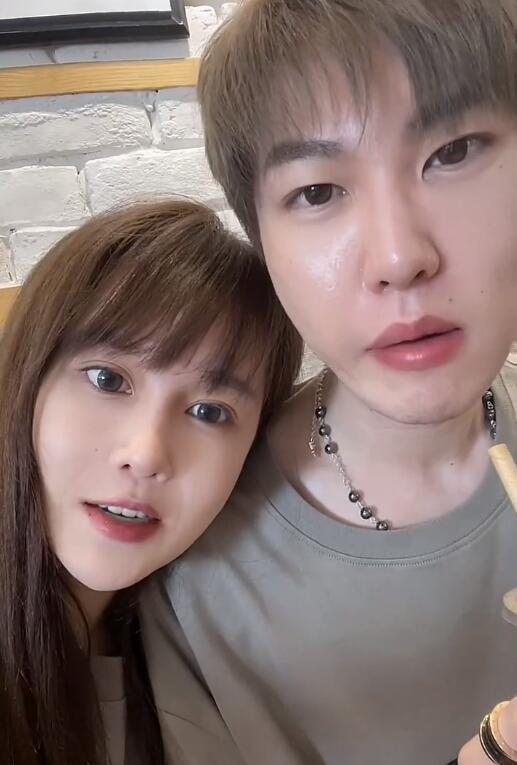 再来对比下球球男友和姜达赫的照片,确实是差别蛮大