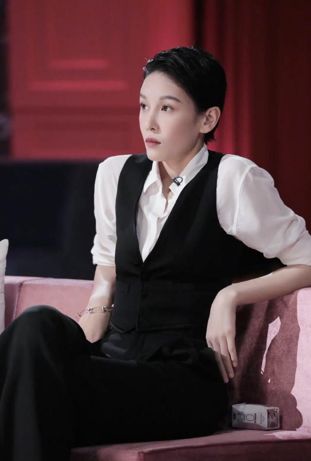 张蓝心帅起来没男生什么事,白衬衫黑马甲配短发,走路都这么霸气