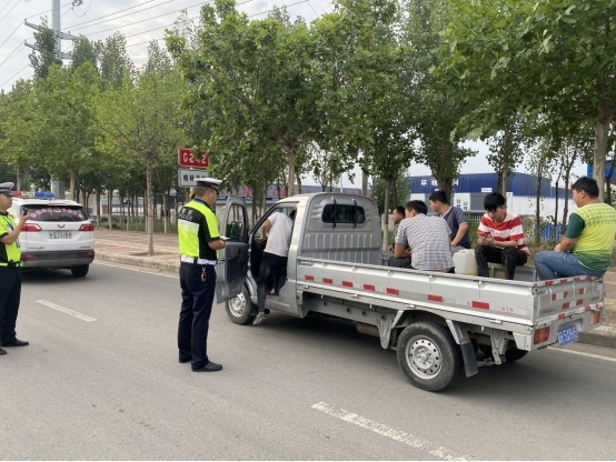 王某子,男,河北廊坊人,驾驶冀r5x9h5号轻型栏板货车,沿大荔县202省道