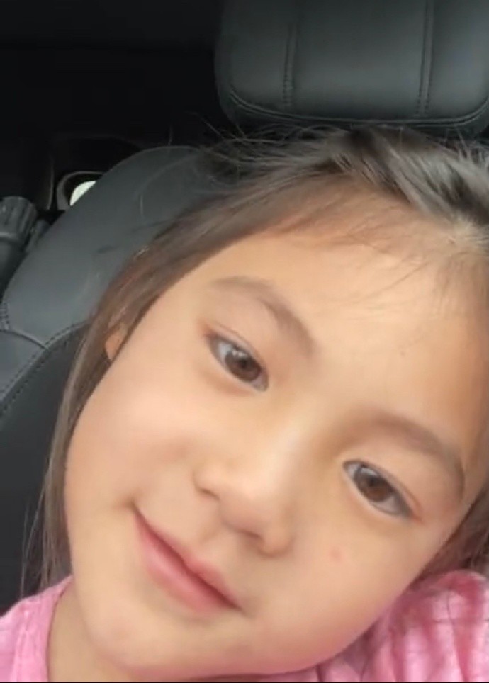 陈冠希晒女儿alaia穿搭洋气傲娇摆pose酷似超模妈妈秦舒培