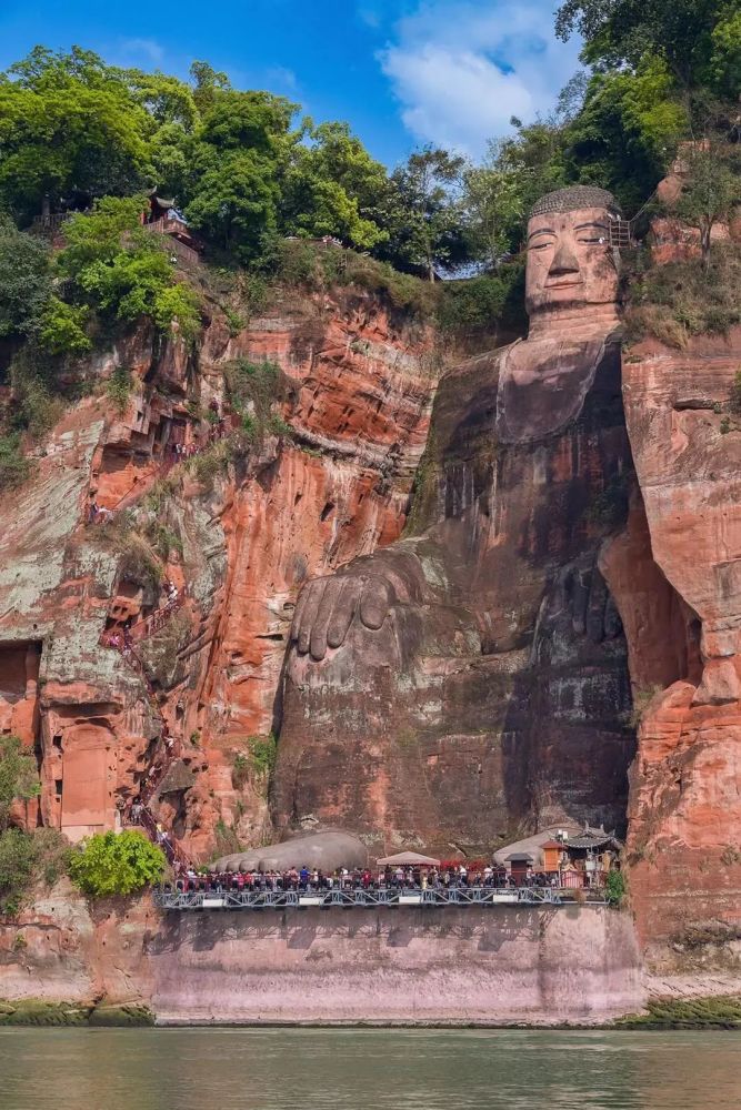 来乐山大佛景区吧,游山玩水拥抱绿意与清风!