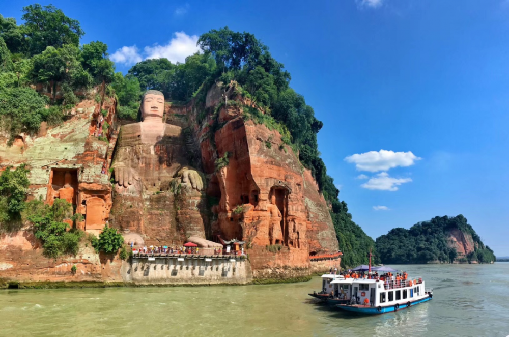 来乐山大佛景区吧,游山玩水拥抱绿意与清风!