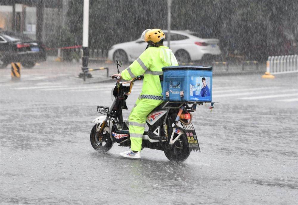 多图预警!暴雨如期而下,外卖小哥冒雨前行