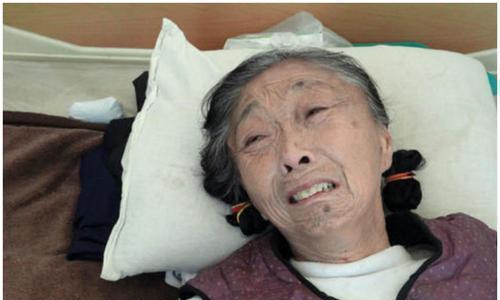 58岁老太整容嫁26岁小伙,可是18年后却哭着求离婚,这是为何?