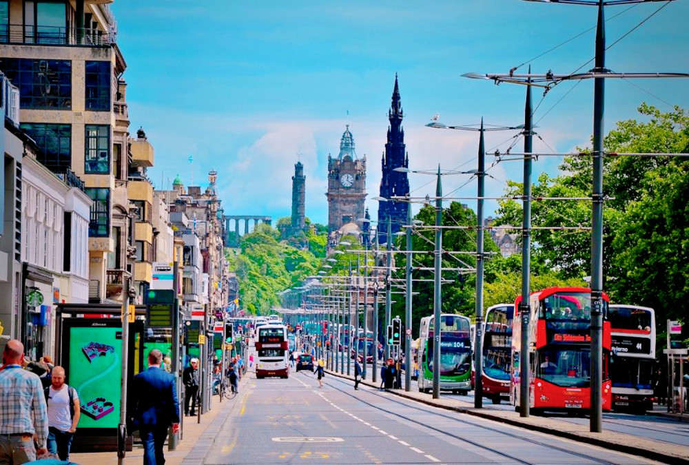 爱丁堡繁华街道上的王子街公园矗立着苏格兰钟和司各特纪念馆