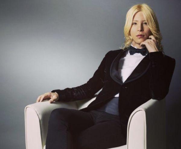 日本第一牛郎罗兰登杂志比明星还要受欢迎发型却暴露脸部缺陷