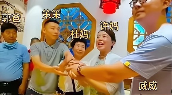 许妈一身素衣当志愿者,杜母一袭红衣游北京,真爱与伪善自然呈现