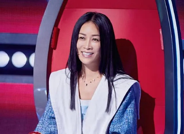 那英的酒吧来了个神秘人直接走进三个9包房让那英陪着喝一杯