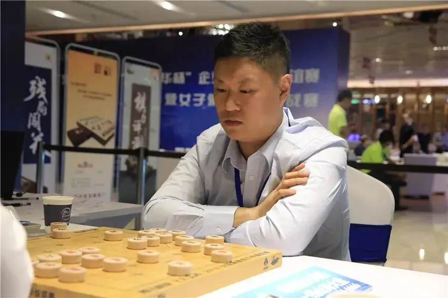 象棋大师孟辰以一对二引40万棋友围观观众梦回中象甲级赛