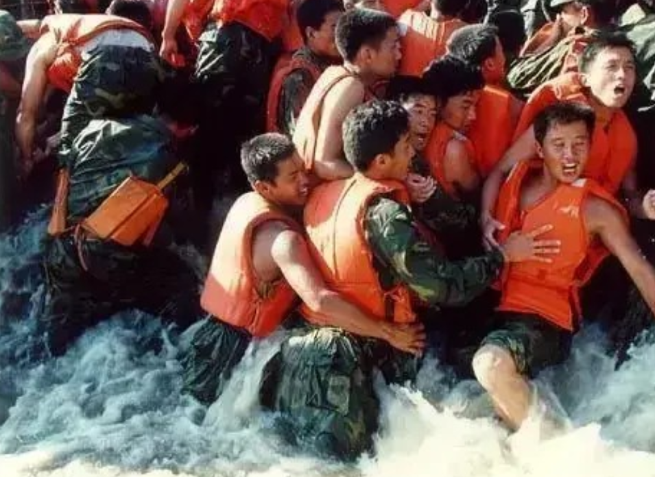 详解1998年洪水九江决堤老百姓哭喊求求你们不要跳了