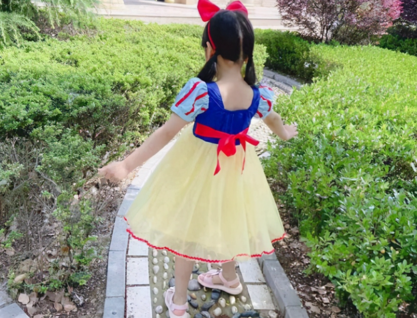 "幼儿园发生的一幕,让我换掉了女儿的小裙子",原因很无奈