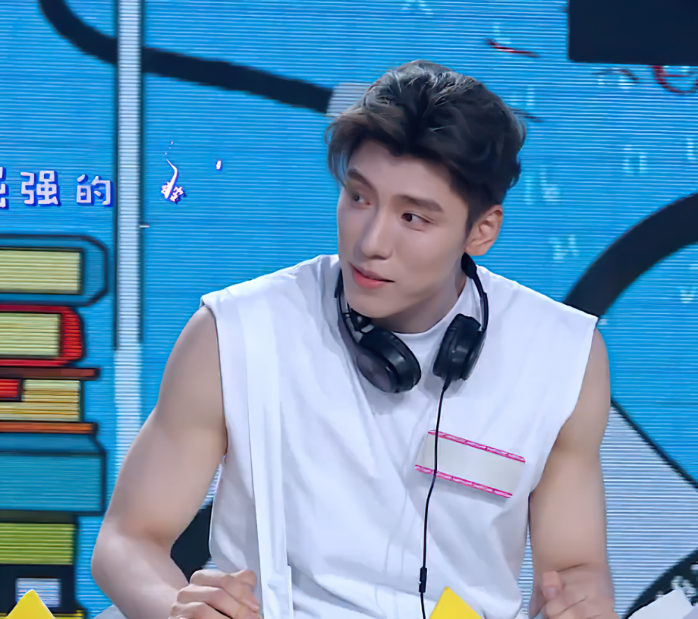 近日王子异带着他的新作品《不会恋爱的我们》登上了综艺节目的舞台