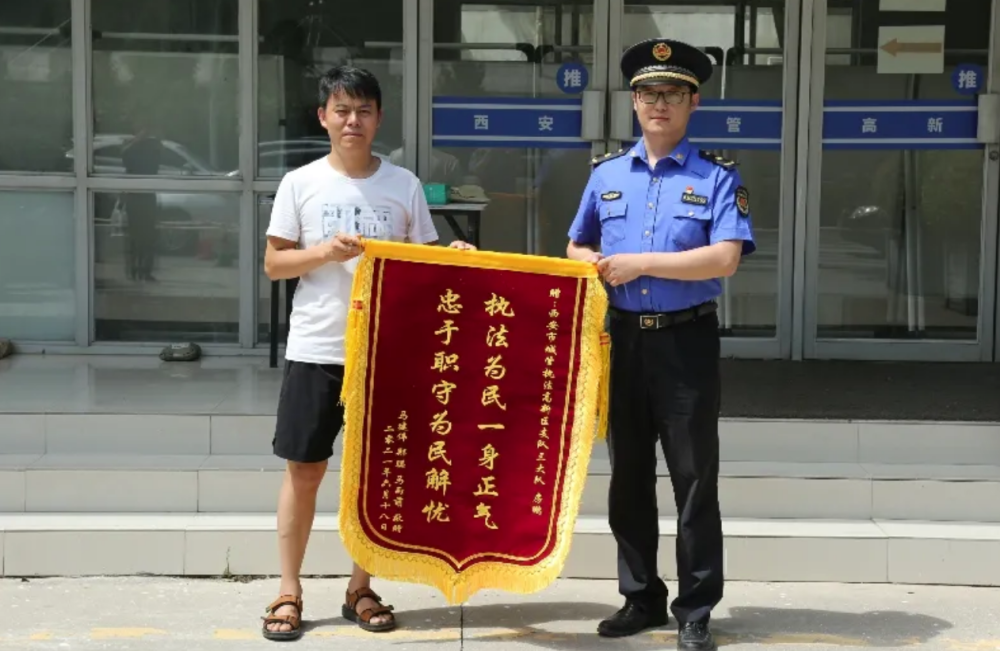 妻子快要生产拦不到出租求助后城管执法车辆帮忙