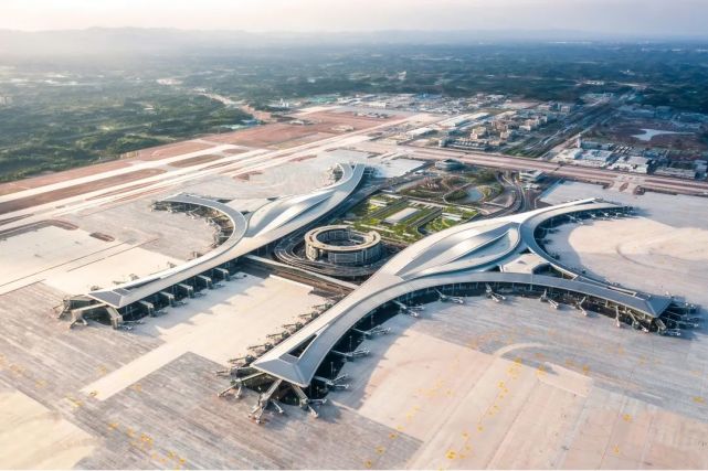 成都天府国际机场正式启用神鸟之翼成中国第二大机场