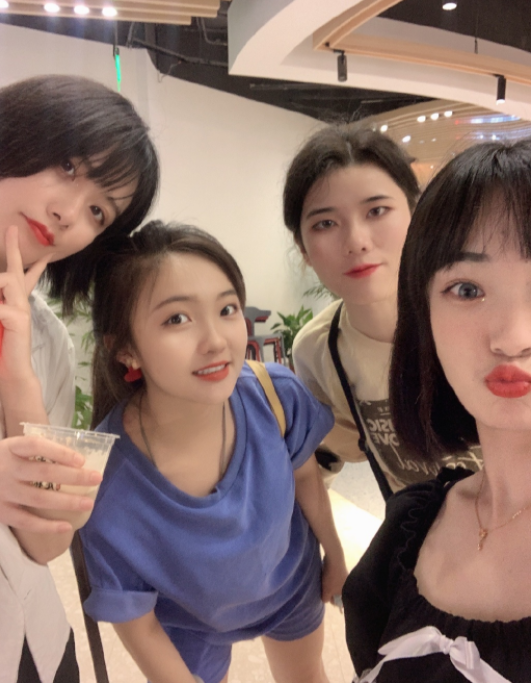 林妙可毕业聚餐照曝光,和美女同学同框颜值出众,穿短裤秀美腿
