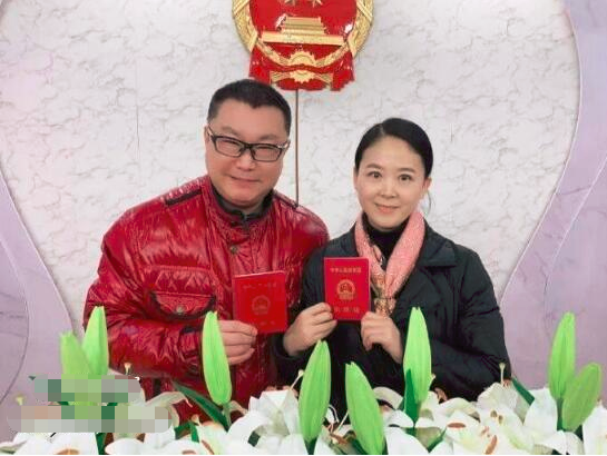 52岁尹相杰罕秀恩爱,小16岁新婚妻子肤白貌美,猛夸丈夫手艺好