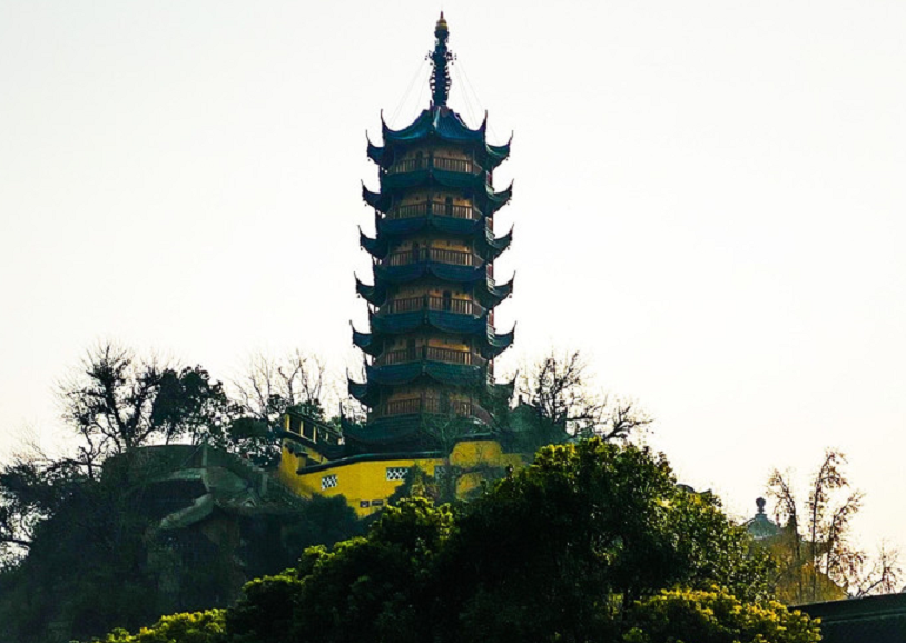 南方有一寺庙占了一座山 七毁七建名声很大 寺门朝向西方极乐 腾讯新闻