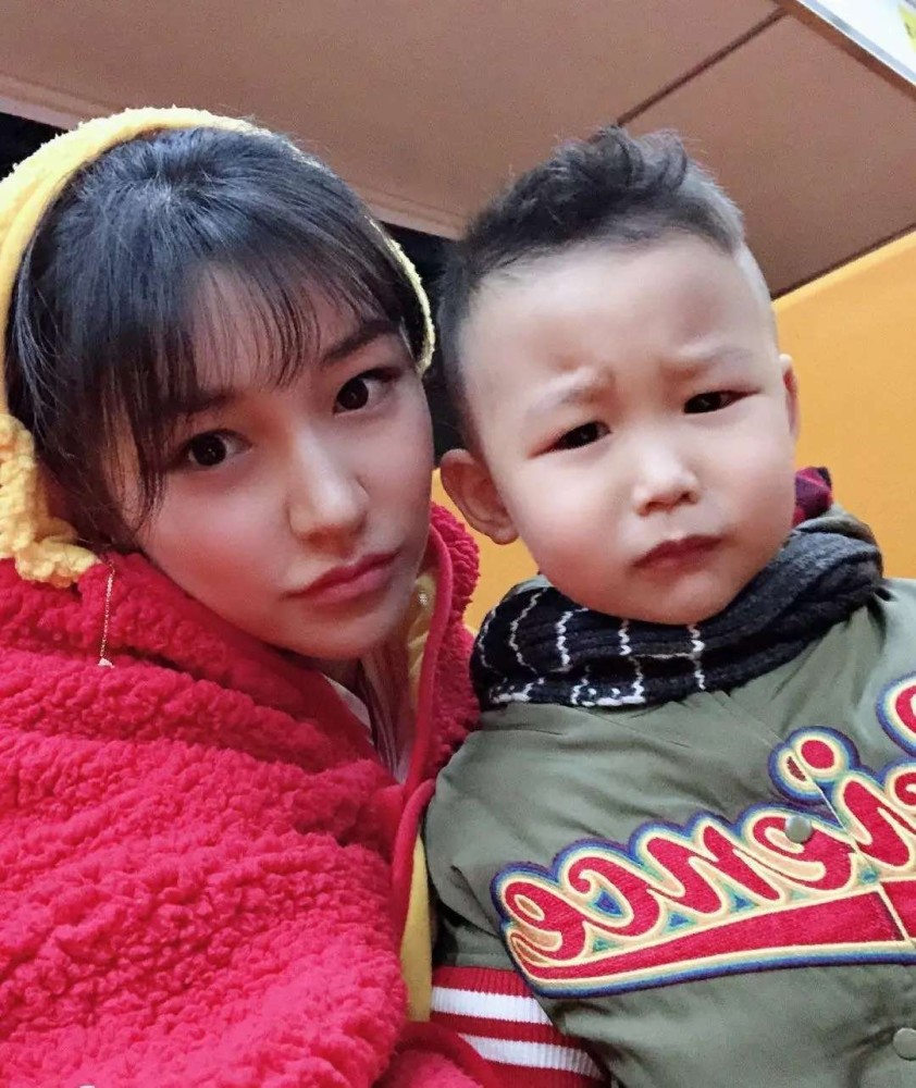 赵本山徒弟文松老婆好美,身材苗条长相清纯似学生,疑是富二代