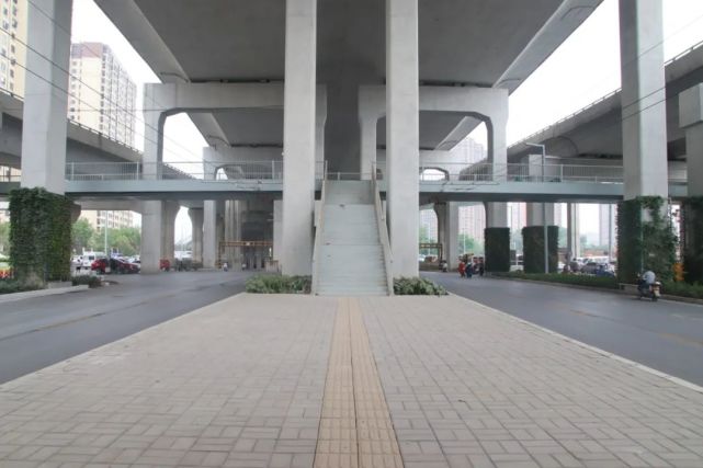 郑州市农业路沙口路快速公交站台正式启用,首创东西两端均设有进站口!