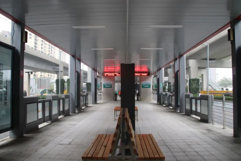 郑州市农业路沙口路快速公交站台正式启用,首创东西两端均设有进站口!