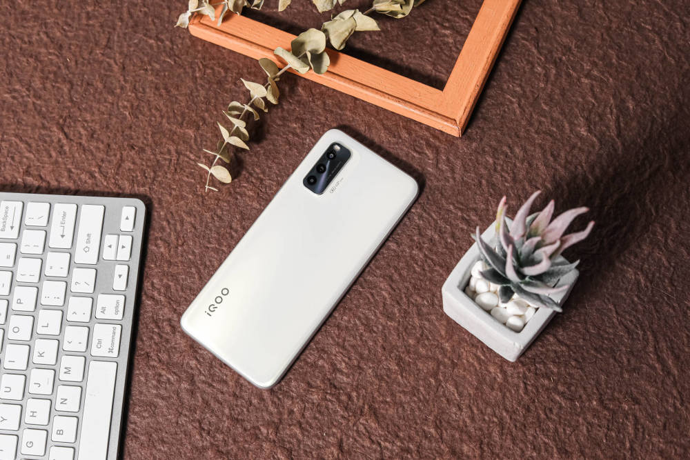 外观时尚配置高iqooneo5活力版成年轻用户购机首选