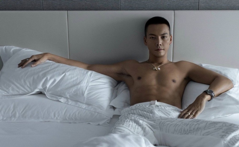 35岁陈伟霆太会撩了躺在床上秀8块腹肌网友幸福来得太突然