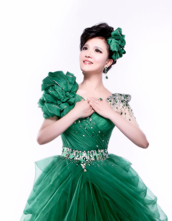 张红英,青年歌唱家,国家一级演员.