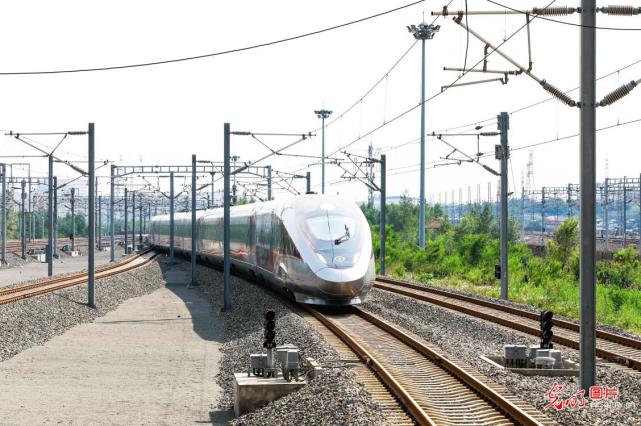 光明图刊智能动车组多地上线复兴号再添新成员