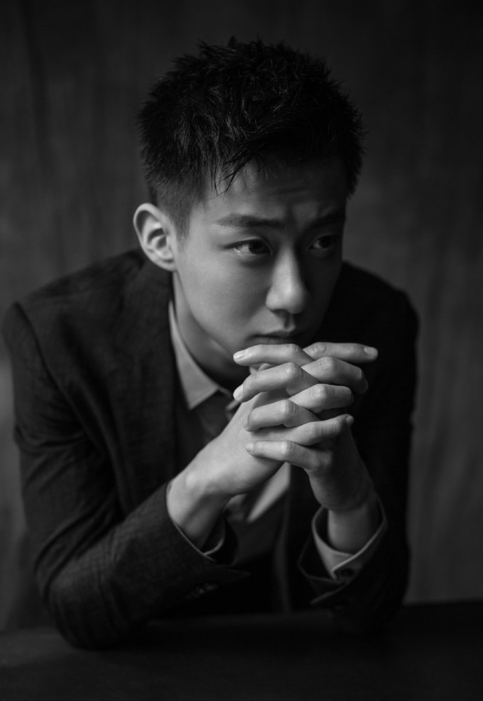 高至霆寸头西装上演眼神杀 "眼技"成为一大亮点