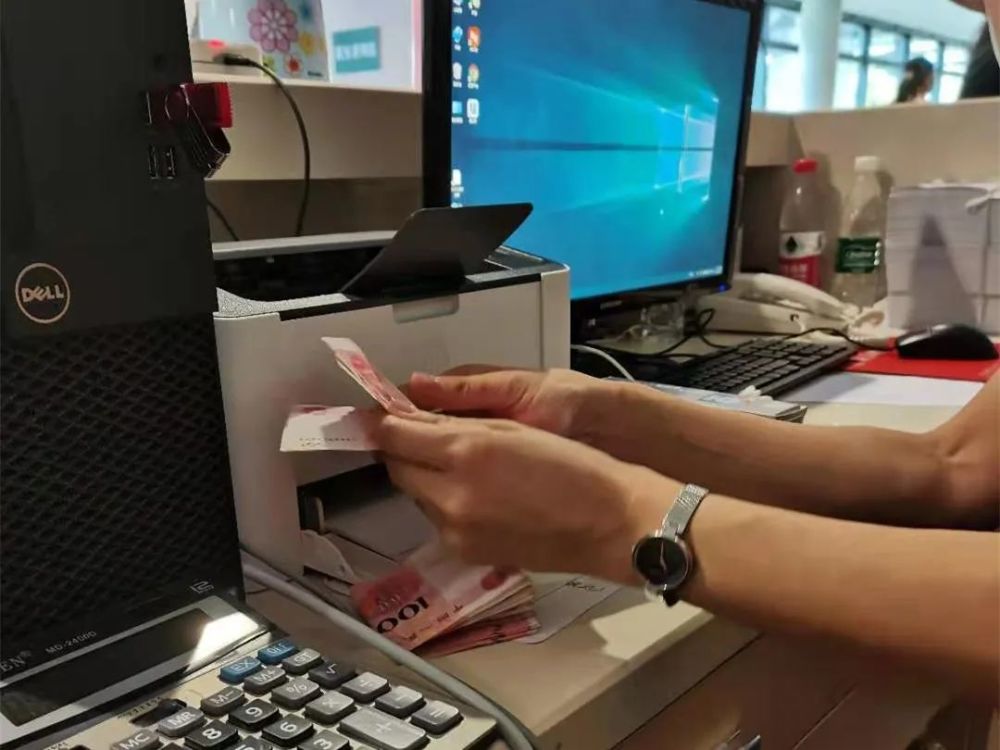 惠能广场打疫苗现场,有人拾金不昧,归还1500元现金!